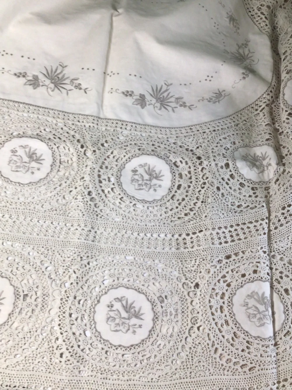 Vintage SWL Linnette 13-Piece Hand-Made Oval Tablecloth Set
